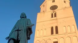 Seit &uuml;ber 350 Jahren ber&uuml;hren Kirchenliedtexte von Paul Gerhardt Menschen auf der ganzen Welt. Voller Poesie und Wortgewalt geben sie Zuversicht in schweren Zeiten. Dabei hatte der ber&uuml;hmte Theologe selbst ein Leben voller Schicksalsschl&auml;ge. Was sagen uns seine Liedtexte heute? K&ouml;nnen sie immer noch in Krisenzeiten helfen? Eine Entdeckungsreise zu Paul Gerhardt von Berlin nach L&uuml;bben. - Paul-Gerhardt-Denkmal in L&uuml;bben