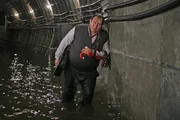 Wasser aus der Moskwa dringt &uuml;ber undicht gewordenes Deckenwerk in die Kan&auml;le ein, weil der einzige Mann, der die Menschen h&auml;tte warnen k&ouml;nnen, in der Ausn&uuml;chterungszelle hockt.