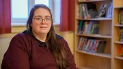 Hanna von der Volkshilfe. Sie ist Wissenschaftlerin und leitet das Experiment in der 3b. Hanna von der Volkshilfe. Sie ist Wissenschaftlerin und leitet das Experiment in der 3b.