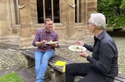 S&ouml;ren Anders (li.) will das Geheimnis der schw&auml;bischen Maultasche l&uuml;ften und trifft den Maultaschen Blogger Volker Klenk im Kloster Maulbronn.