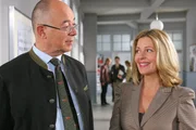 Polizeidirektor Gerd Achtziger (Alexander Duda, l.) wei&szlig;, dass Marie Hofer (Karin Thaler, r.) nicht mehr alleine auf dem Hof wohnt.