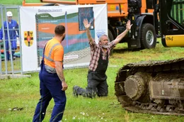 Die Probebohrung ist der Anfang vom Ausverkauf der Wasserrechte und muss aufgehalten werden! Davon ist Bauer Bernhard (Michael Roll) &uuml;berzeugt. Daf&uuml;r ist er auch bereit, sich der Gefahr, &uuml;berfahren zu werden, auszusetzen.