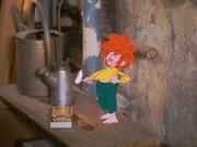 Ungehorsam muss bestraft werden. Pumuckl bedr&auml;ngt Meister Eder, ihm Streichh&ouml;lzer zum Spielen zu geben, denn das Feuer im Werkstattofen hat ihn fasziniert. Eder erkl&auml;rt ihm, welche Folgen Unachtsamkeit im Umgang mit Streichh&ouml;lzern haben kann. Als Eder zu einem Kunden gerufen wird, entdeckt Pumuckl in der K&uuml;che Z&uuml;ndh&ouml;lzer. Ein verh&auml;ngnisvoller Fund... Von links: ein Polizist (Wolfgang Klein), Charlotte (Kerstin P&ouml;ppelmann), eine Frau (Hannelore Doerr), Frau Eichinger (Erni Singerl), Hausmeister St&uuml;rzlinger (Werner Zeussel) und ein Polizist (Alexander Malachovsky).