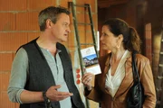 Annalena denkt, dass Frank Sebastian das Wellnesshotel empfohlen hat. Von links: Frank Scherzer (Stephan Benson) und Annalena Brunner (Heidrun G&auml;rtner).