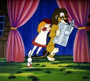 Alice schiebt den L&ouml;wen zum Kampfplatz, doch dieser weigert sich, gegen das Einhorn anzutreten.