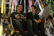 Barney macht eine schockierende Entdeckung, w&auml;hrend Marshall (Jason Segel, l.) sich &uuml;berlegen muss, ob er ein Jobangebot von Jeff Coatsworth (John Cho, r.) annehmen m&ouml;chte ...