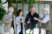 "Der Winzerkönig", "Auf Kollisionskurs." Thomas versucht seine Schwester Andrea dazu zu überreden, zur Bürgermeisterwahl anzutreten. Im Bild (v.li.): Wolfgang Hübsch (Gottfried Schnell), Katharina Stemberger (Andrea Plattner), Harald Krassnitzer (Thomas Stickler), Branko Samarovski (Blasius Schmalzl). "Der Winzerkönig", "Auf Kollisionskurs." Thomas versucht seine Schwester Andrea dazu zu überreden, zur Bürgermeisterwahl anzutreten. Im Bild (v.li.): Wolfgang Hübsch (Gottfried Schnell), Katharina Stemberger (Andrea Plattner), Harald Krassnitzer (Thomas Stickler), Branko Samarovski (Blasius Schmalzl).
