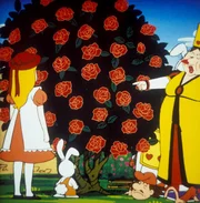 Die Herzkönigin freut sich über die wunderschönen roten Rosen. Sie weiß nicht – wie man ihrer Nase ansieht – dass diese nur rot angemalt sind. Die Herzkönigin freut sich über die wunderschönen roten Rosen. Sie weiß nicht – wie man ihrer Nase ansieht – dass diese nur rot angemalt sind.