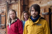 Die Teilnehmer der Canyoning Tour Marlies Renner (Bernadette Schnabl, l.), Laura Reiter (M.) und Theo Gursky (Philip Birnstiel, r.) verd&auml;chtigen Jerry, ein M&ouml;rder zu sein.