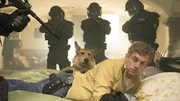 Der verkaterte Franz Eberhofer (Sebastian Bezzel) und Hund Ludwig werden unsanft vom SEK geweckt.