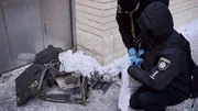Beim ukrainischen Milit&auml;rgeheimdienst zeigt man dem ARD-Team das Innenleben russischer Drohnen und Raketen.
