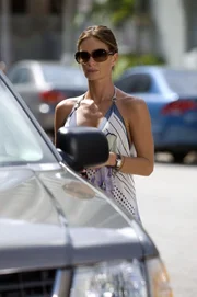Fiona (Gabrielle Anwar) vermutet zu recht, dass sich ihr Ex-Freund f&uuml;r eine andere Frau interessiert.