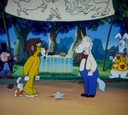 Löwe und Einhorn blicken sich tief in die Augen. Das Publikum verlangt von ihnen, dass sie endlich den Ringkampf beginnen. Doch noch zögern beide. Löwe und Einhorn blicken sich tief in die Augen. Das Publikum verlangt von ihnen, dass sie endlich den Ringkampf beginnen. Doch noch zögern beide.
