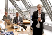 Als Hamburger Top-Unternehmensberaterin pr&auml;sentiert Lissy (Annette Frier, r.) vor wichtigen Kunden.