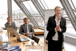 Als Hamburger Top-Unternehmensberaterin pr&auml;sentiert Lissy (Annette Frier, r.) vor wichtigen Kunden.