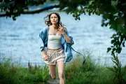 Lilly (Silvana Damm) kommt in den Ort ihrer Jugend zurück, weil sie von ihrem Großvater ein Haus erbt. Doch das Haus erbt sie nicht alleine: Sylvester, den sie von früher kennt, bekommt auch einen Anteil. Der Zoff aus Teenager-Zeiten bricht erneut los. Lilly (Silvana Damm) kommt in den Ort ihrer Jugend zurück, weil sie von ihrem Großvater ein Haus erbt. Doch das Haus erbt sie nicht alleine: Sylvester, den sie von früher kennt, bekommt auch einen Anteil. Der Zoff aus Teenager-Zeiten bricht erneut los.
