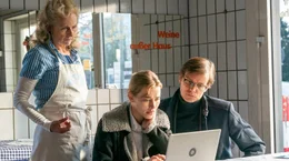 Jan (Franz Hartwig, re.) und Mia (Milena Tscharntke, Mitte) sichten bei Doris (Mignon Rem&eacute;, li.) die Beweise.