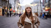 Cornelia, als Kind von Armut betroffen. Sie erzählt Esther, wie es damals für sie war. Cornelia, als Kind von Armut betroffen. Sie erzählt Esther, wie es damals für sie war.