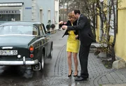Zu allem &Auml;rger werden Uschi und Hubert auch noch von einem Auto vollgespritzt. Von links: Uschi Guggenmoser (Silke Popp) und Hubert Kirchleitner (Bernhard Ulrich).