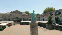 Der &ldquo;Kleine Markt&rdquo; mit dem &bdquo;Schatzgr&auml;berbrunnen&ldquo; im Vordergrund, einem Geschenk der Stadt Essen an die Stifterin der Margarethenh&ouml;he, Margarethe Krupp. Den Brunnen ziert der Spruch &bdquo;Grabt Sch&auml;tze nicht mit dem Spaten, sucht sie in edlen Taten&ldquo;. Am anderen Ende des Platzes steht das ehemalige Konsum-Geb&auml;ude mit seiner imposanten Fassadenuhr.