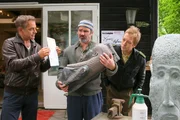 Kommissar Bergmann (Florian Fitz, l.) und Polizist Mohr (Max Müller, r.) verdächtigen Bildhauer Steglmann (Stefan Lehnen, M.) eine Affäre mit der Ehefrau des Toten zu haben. Kommissar Bergmann (Florian Fitz, l.) und Polizist Mohr (Max Müller, r.) verdächtigen Bildhauer Steglmann (Stefan Lehnen, M.) eine Affäre mit der Ehefrau des Toten zu haben.