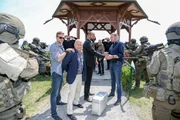 v.li.: Michael Steinocher (Simon Steininger), Jevgenij Sitochin (Boris Brigadin), Anton Noori (Herbert Czermak), Florian Fitz (Hans Peter Vasko), Stefan J&uuml;rgens (Carl Ribarski).