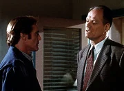 Steve Sloan (Barry Van Dyke, l.) ist bei der Mordkommission tätig und überprüft ein Alibi. Steve Sloan (Barry Van Dyke, l.) ist bei der Mordkommission tätig und überprüft ein Alibi.