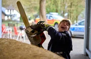Jenny Dickel (Eva B&uuml;hnen) versucht den Toten mit einer Kettens&auml;ge aus dem Strohballen zu befreien.