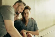Georg (Murathan Muslu) tröstet seine große Liebe Eva (Antje Traue), die er verzweifelt und hilflos vor der Wohnungstür aufgefunden hat. Georg (Murathan Muslu) tröstet seine große Liebe Eva (Antje Traue), die er verzweifelt und hilflos vor der Wohnungstür aufgefunden hat.