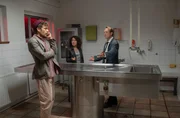 Bestatter Fiete Engels (Ole Schloßhauer, r.) kann den Ermittlern Harry Möller (Maria Ketikidou, M.) und Nils Sanchez (Enrique Fiß, l.) nicht erklären, warum und wohin die Leiche verschwunden ist. Bestatter Fiete Engels (Ole Schloßhauer, r.) kann den Ermittlern Harry Möller (Maria Ketikidou, M.) und Nils Sanchez (Enrique Fiß, l.) nicht erklären, warum und wohin die Leiche verschwunden ist.
