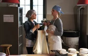 Kathi ist nicht begeistert von ihrem neuen Nebenjob. Von links: Katharina Benninger (Carina Dengler) und Yvonne Preissinger (Alexa Eilers).