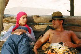 Yagmur (Pegah Ferydoni, links) und Cem (Elyas M'Barek, rechts) f&uuml;hren ein ernstes Schwester-Bruder-Gespr&auml;ch.