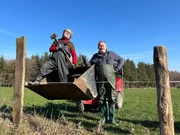 Waldi (r.) und sein Freund Ricardo (l.) erleben einen Männertag auf dem Bauernhof. Waldi (r.) und sein Freund Ricardo (l.) erleben einen Männertag auf dem Bauernhof.