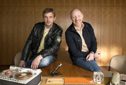 L-R: Franz Eberhofer (Sebastian Bezzel), Rudi Birkenberger (Simon Schwarz).