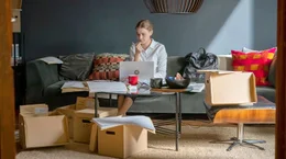Mia (Milena Tscharntke) ermittelt gegen den eigenen Mandanten.