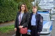Marie Gabler (Katharina Wackernagel, l.) und Jenny Dickel (Eva B&uuml;hnen, r.) stehen am Streifenwagen und beobachten, was am Appelhof vor sich geht.