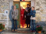 Nach Jahren im Ausland kehrt der l&auml;ngst tot geglaubte Alexander Zirbner, Julies Schwager, zur&uuml;ck nach Dorf Ilm. Doch kaum "heimgekommen", erleidet er einen t&ouml;dlichen Herzinfarkt. Julie ist untr&ouml;stlich, war Alexander doch einst ihre gro&szlig;e Liebe. Die neue Dorf&auml;rztin Mona Brandt glaubt nicht, was ihr alter Vorg&auml;nger auf den Totenschein schrieb und spricht von Giftmord. Keiner will ihr glauben, doch sie recherchiert auf eigene Faust weiter und bringt Schreckliches zu Tage. Im Bild (v.li.): Stephanie Japp, Brigitte Kren, Adele Neuhauser, Martina Poel.