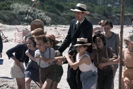 Mai.2023 Berlin Franz Kafka ( Sabin Tambrea )  Regie Georg Maas / Kamera Judith Kaufmann Im Sommer 1923 treffen am Ostseestrand zwei ungleiche Menschen aufeinander. Dora ist braungebrannt und barfu&szlig;, Franz tr&auml;gt zu jeder Zeit einen Anzug und elegante Schuhe. Aus der Begegnung entsteht eine Liebe, die sich &uuml;ber Franz Kafkas letztes Lebensjahr zieht und in der beide ihr Gl&uuml;ck finden.