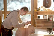 Musik-Handwerk: Zupfinstrumentenbaumeister Horst Nieder baut seit 52 Jahren Leiern in seiner Werkstatt am Bodensee. Musik-Handwerk: Zupfinstrumentenbaumeister Horst Nieder baut seit 52 Jahren Leiern in seiner Werkstatt am Bodensee.