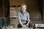 Portrait Monica Nicoloso beim Ziegel machen w&auml;hrend ServusTVs "Bei mir Daheim" in Pottenbrunn, Niederoesterreich am 22.08.2024