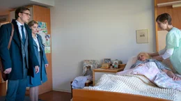 Auf Station: Mia (Milena Tscharntke, 2. v. li.) und ihr Kollege Jan (Franz Hartwig, li.) befragen die Pflegerin Dana Kowalzczyk (Maria Magdalena Wardzinska, re.) w&auml;hrend sie sich um Frau Schiller (Monika Barth, 2. v. re.) k&uuml;mmert.