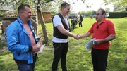 Mit Unterstützung von Profi Otto Schulte (li.) konnte Hasan (re.) erfolgreich ein Motorrad an Matthias verkaufen Mit Unterstützung von Profi Otto Schulte (li.) konnte Hasan (re.) erfolgreich ein Motorrad an Matthias verkaufen