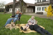 Vater Eberhofer (Eisi Gulp, li.) und Hund Ludwig nehmen es hin, dass Oma Eberhofer (Enzi Fuchs, Mitte) mit ihrer Jugendliebe Paul turtelt (Branko Samarovski, re.).