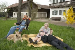 Vater Eberhofer (Eisi Gulp, li.) und Hund Ludwig nehmen es hin, dass Oma Eberhofer (Enzi Fuchs, Mitte) mit ihrer Jugendliebe Paul turtelt (Branko Samarovski, re.).