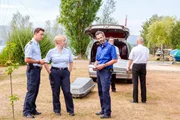 Kurz nachdem auf dem Bodensee eine Schmugglerroute der Mafia ausgehoben wurde, werden zwei Wasserschutzpolizisten tot aufgefunden. Pirmin Spitznagel (Simon Werdelis, l.), Nele Fehrenbach (Floriane Daniel, M.) und Hauptmann Adrian Aubry (Martin Rapold, r.) beim Abtransport der Leichen.