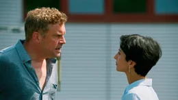 Hat Amira (Neda Rahmanian) ihn wom&ouml;glich falsch beraten? Martin (Sebastian Bezzel) zweifelt neuerdings an den Motiven der Leiterin des Wasserwerks.