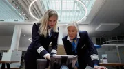 Manon Garcia Vihola (li.) und Vera W&uuml;llenweber bei der Flug-Vorbereitung.