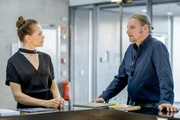 Roberta Pollock (Larissa Fuchs) wird zum Stromausfall im AEC von Major Carl Ribarski (Stefan J&uuml;rgens) befragt.
