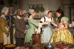 L-R: Servant (Nadia Verrucci), Baker Margaret (Mare Winningham) und Snow White (Lily Collins)
