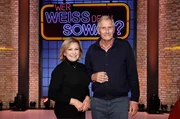 Als Kandidat:Innen zu Gast bei "Wer wei&szlig; denn sowas?": Die ehemalige "Tagesthemen"-Moderatorin und Journalistin Sabine Christiansen (l.) und der ehemalige "Tagesthemen"-Moderator und Journalist Ulrich Wickert (r.).